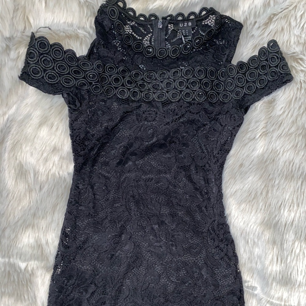 Shoulder Cut-Out Bodycon Lace Black Dress